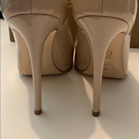 Dee Keller Nude Patent Leather Portia Pumps - Picture 3 of 7